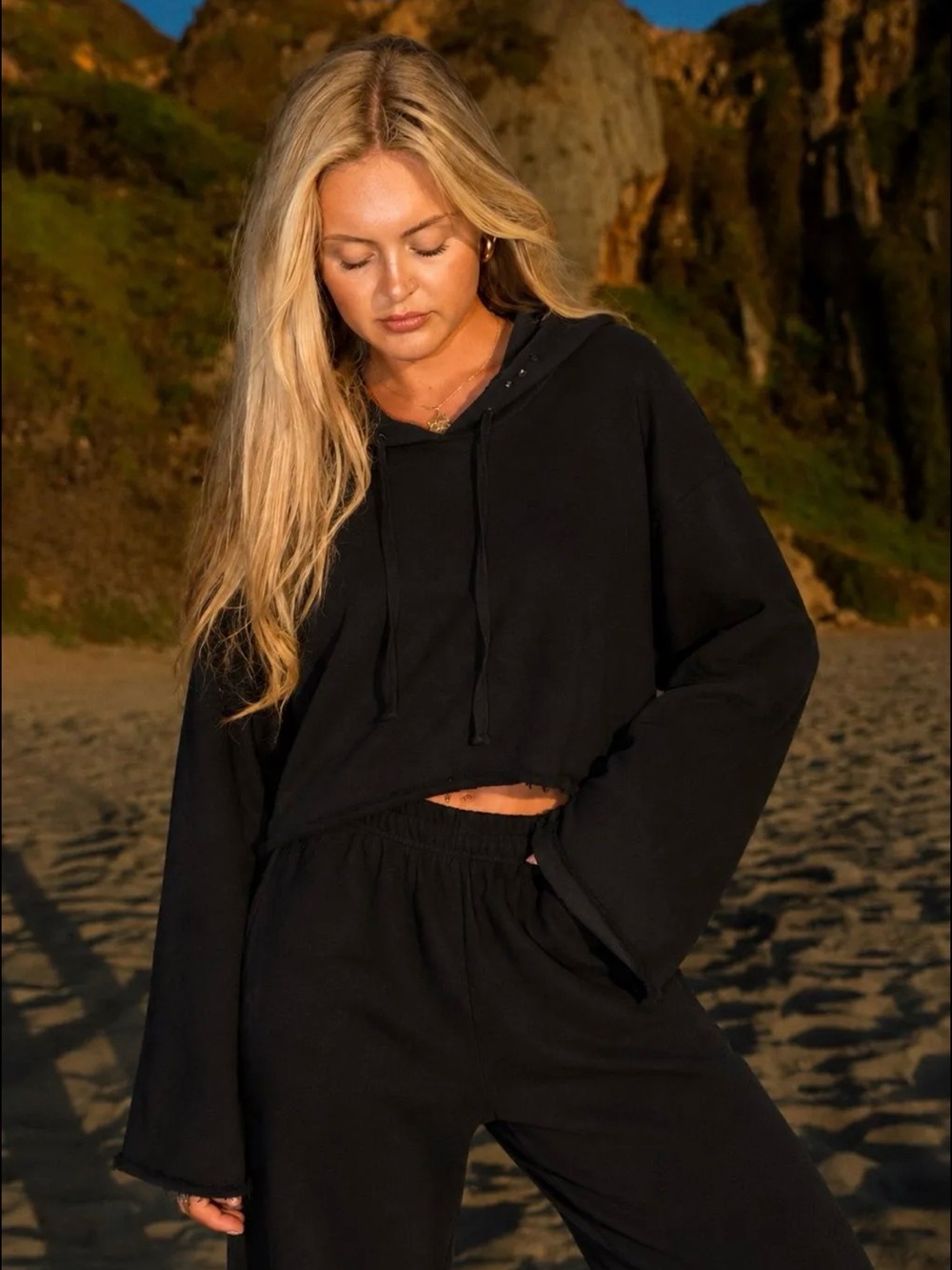 Honey Punch $89 Bell Sleeve Black Cropped Hoodie Pullover Small - Picture 1 of 3